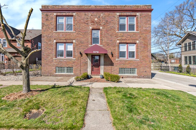 Building Photo - 579 N Center St Unit #2