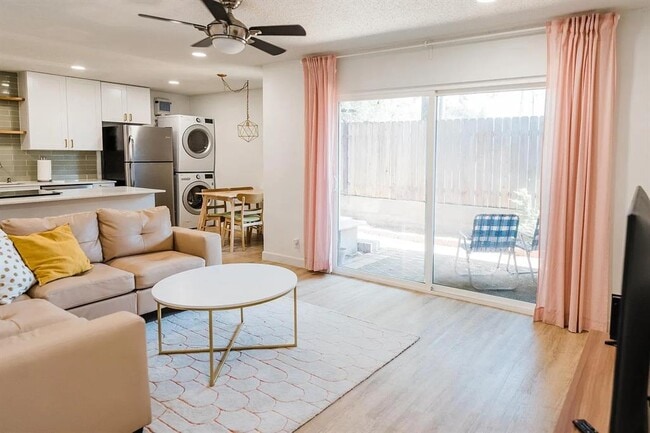 Photo - 2600 Penny Ln Unidad 112