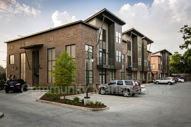 Building Photo - 333 E Boyd Dr