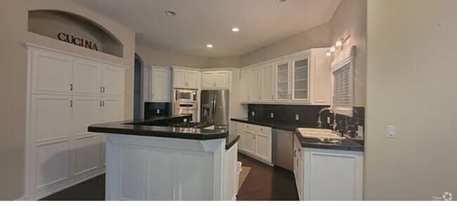 Building Photo - 877 Hazeltine Ave SE Rental