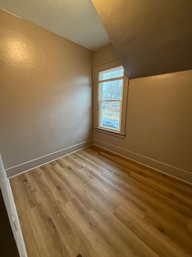 Photo - 3 Bedroom / 1 Bath house with Garage in Peoria