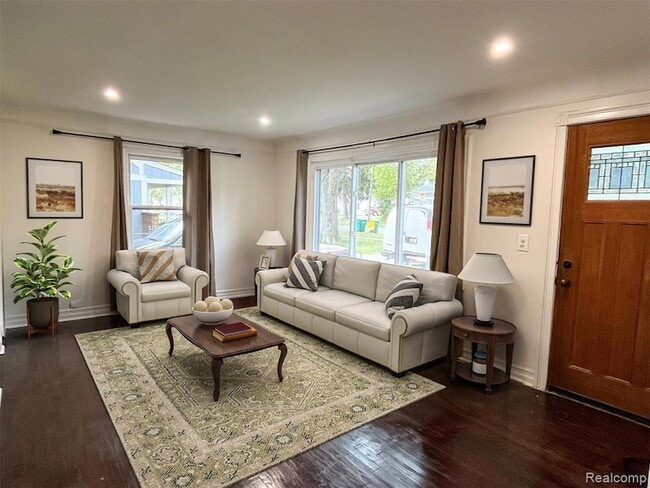 Photo - 23096 Hawthorne St