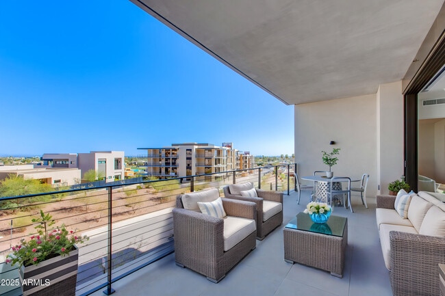 Building Photo - 5000 N Camelback Rdg Dr Unit 206