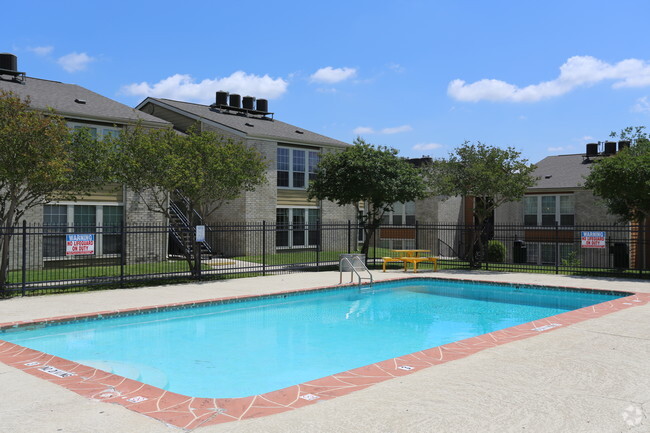 Building Photo - Hilltop Oaks Apartments