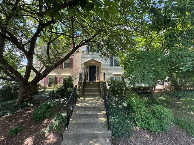 Building Photo - Sun-filled 1 Bed 1 Bath 1st Level Condo Wi...