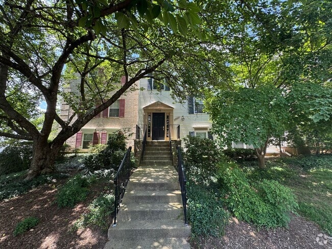 Building Photo - Sun-filled 1 Bed 1 Bath 1st Level Condo Wi...