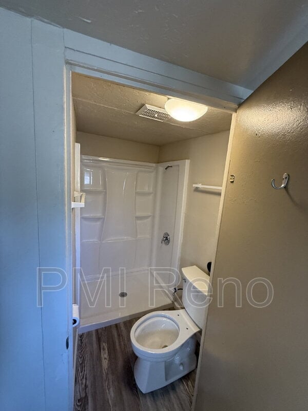 Building Photo - 1931 1/2 Valley Rd Unit B