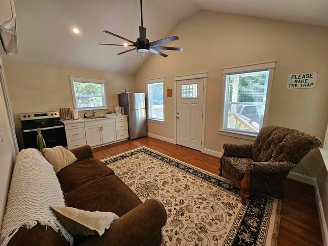 Photo - 1565 N May St