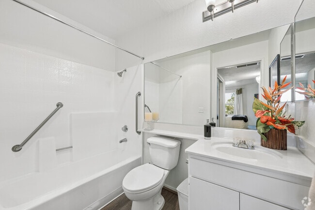 2BR, 2BA - 900SF - Second Bathroom