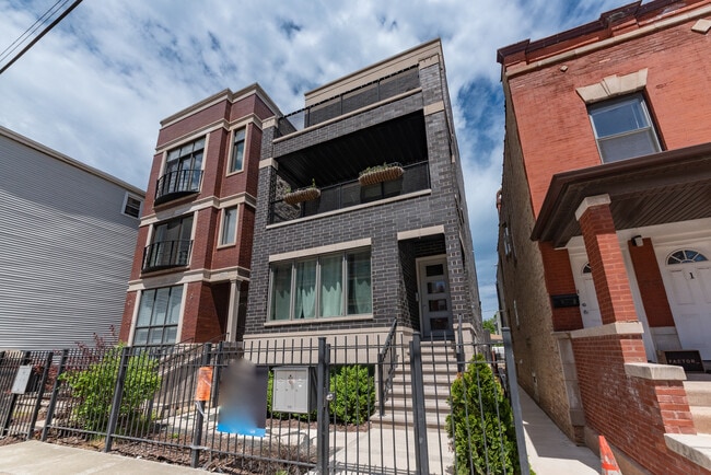 Building Photo - 3049 N Clybourn Ave Unit 1