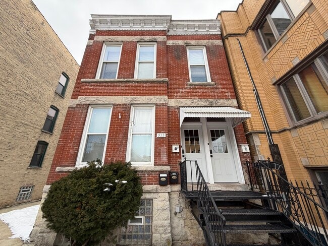 Building Photo - 932 N Richmond St Unit 2F