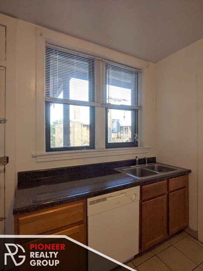 Photo - 1129 W Oakdale Ave Unit 1