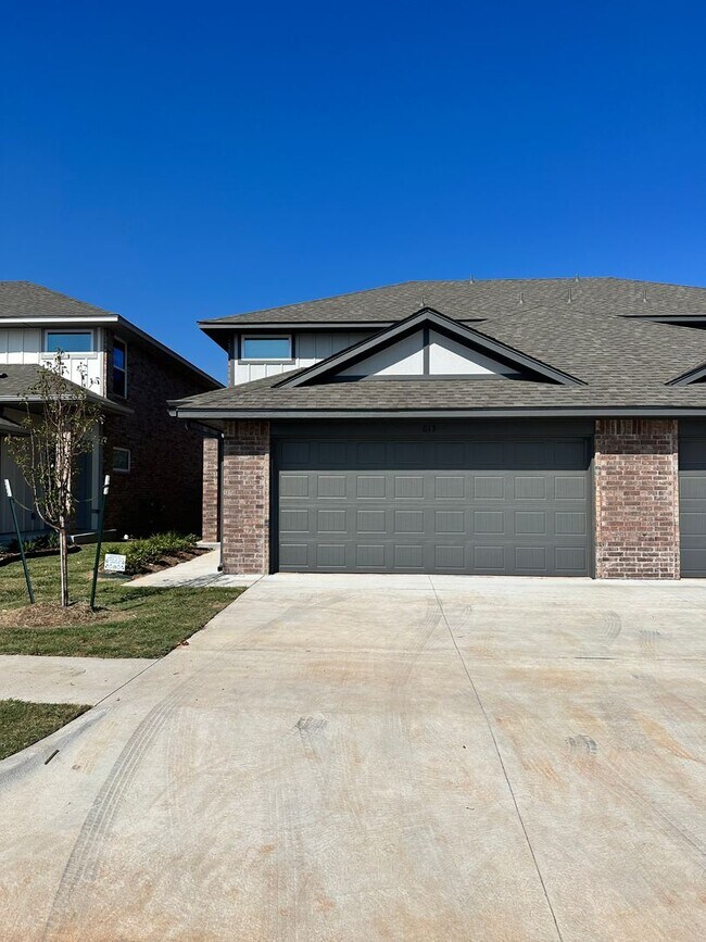 Building Photo - FIRST MONTH FREE! Rental