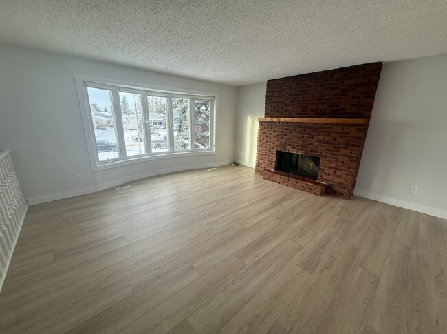 Photo - 4313-4342 42 St