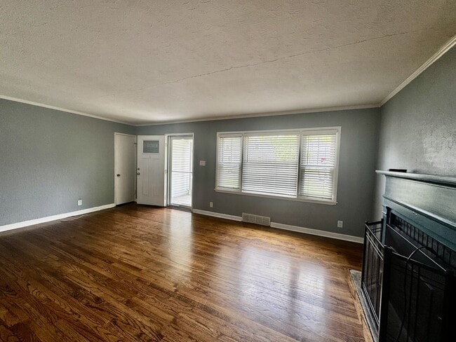 Photo - 733 Churchill Dr
