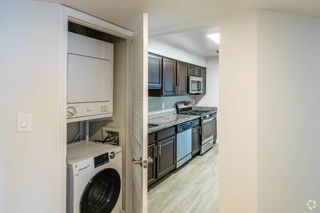 1BR, 1BA - 924SF - Laundry