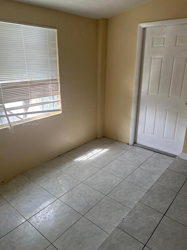 Photo - 1020 W 2nd St