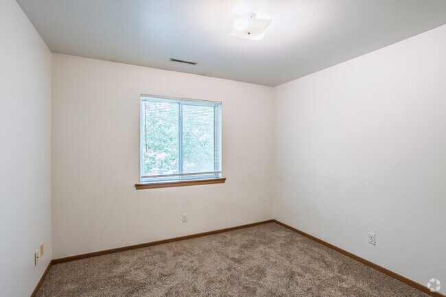 2BR, 2BA - 816SF - Second Bedroom