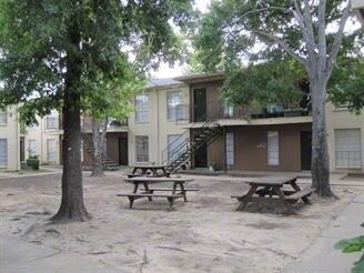 Colonial Woods - Colonial Woods Apts