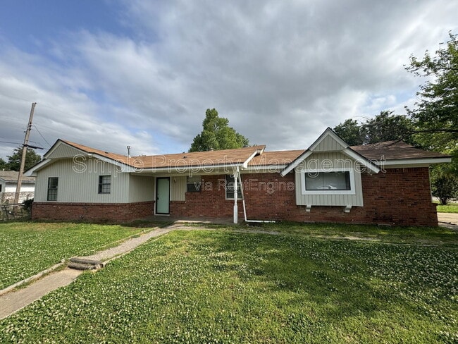 Building Photo - 1400 Brookdale Dr Rental