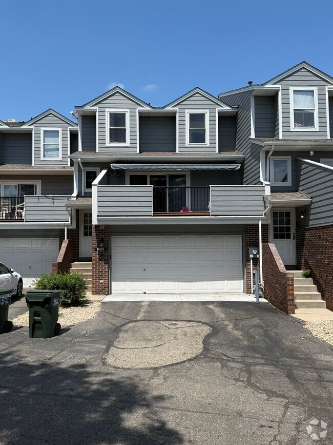 Building Photo - Updated 2 Bed, 2.5 Bath Apple Valley Townh... Rental