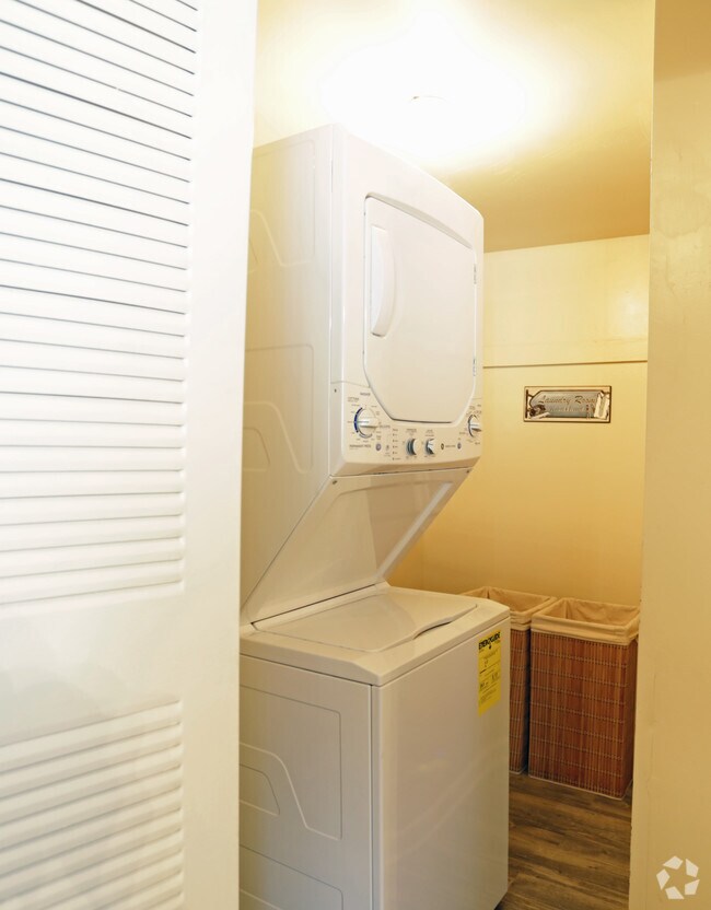 In-unit Laundry - Courthouse Green West Apartments