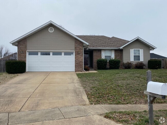 Building Photo - Spacious 3 bedroom, 2 bath home with a 2 c...