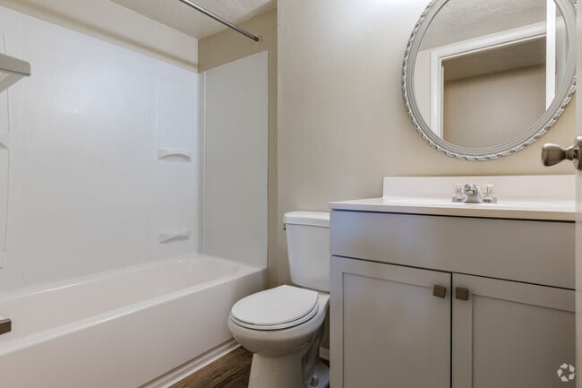 2BR, 1.5BA - 940SF - Bathroom