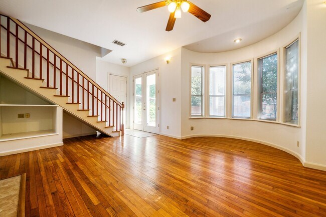 Photo - 909 E 38th St Unit B