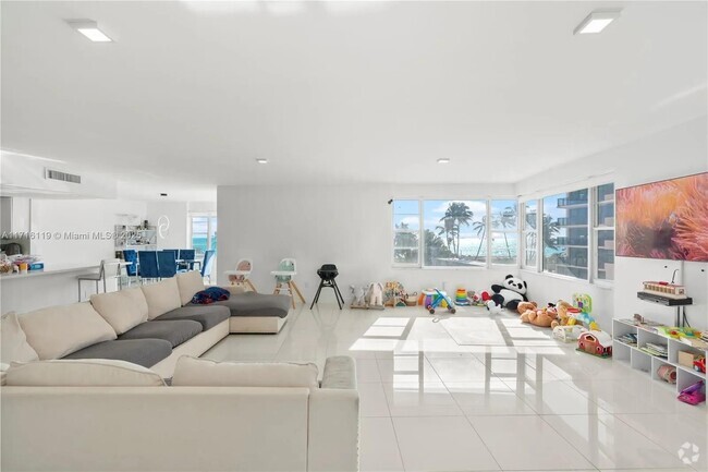 Building Photo - 5255 Collins Ave Unit 3D Rental