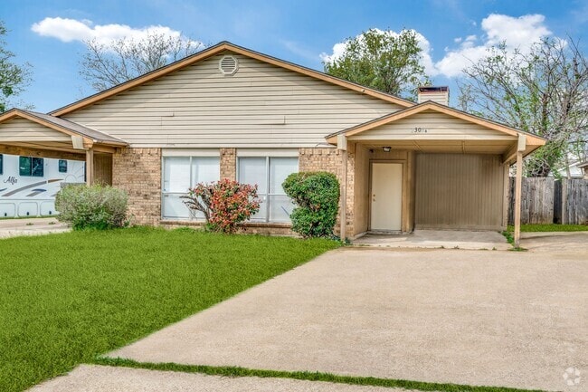 Building Photo - 2Bed / 2Bath Duplex • Kitchen Appliances I... Rental