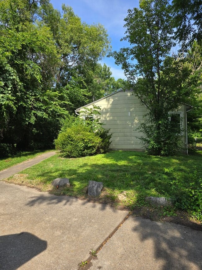 Building Photo - 3 bed/2 bath single- family home