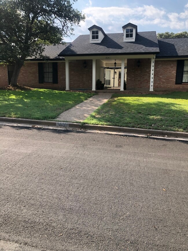 Building Photo - 8241 Forest Ridge Dr