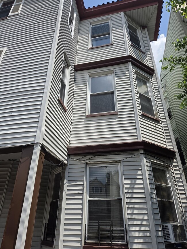 Photo - 142 Johnson Ave Apartment Unit 3R