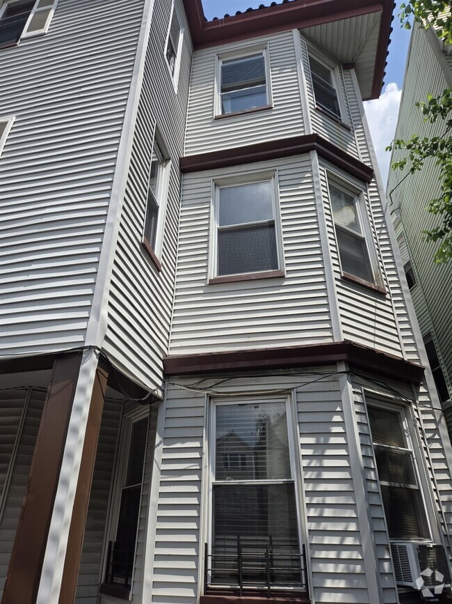 Building Photo - 142 Johnson Ave Unit 3R Rental