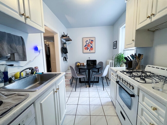 Photo - 654 W Oakdale Ave Unit 1N