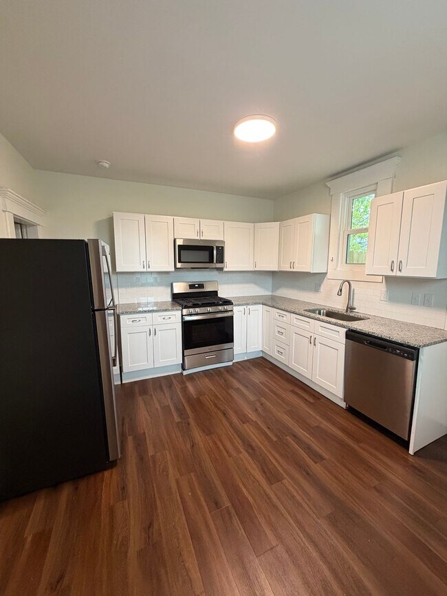 Photo - Spacious 3 Bed | 1.5 Bath – Prime Clintonv... Unit 1