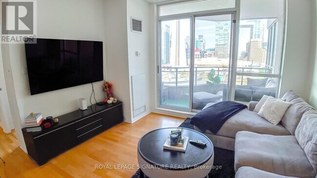 Photo - 230 Queens Quay W Unité 1726