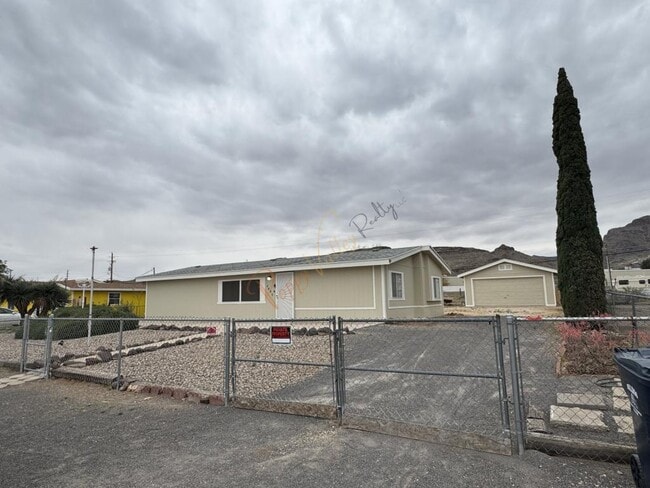 Building Photo - 4885 N Sierra Rd