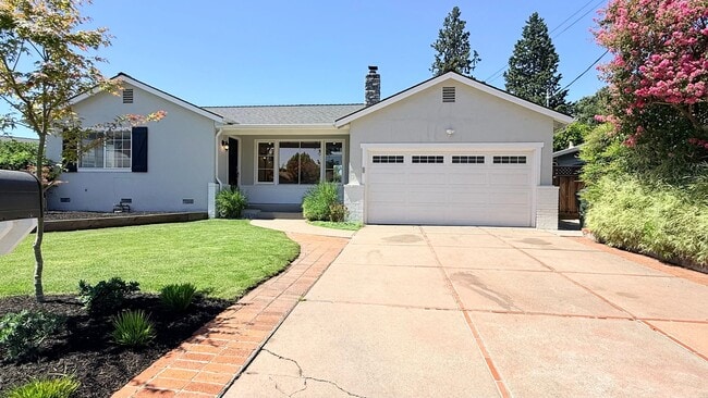 Building Photo - POETS CORNER GEM! Charming and One Of A Kind, 3BD/1BA on a Cul-de-sac Available NOW!