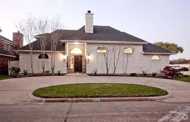 Building Photo - 3235 Country Club Blvd Rental