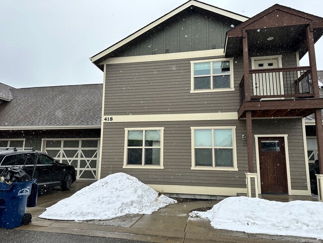 Building Photo - Large Beautiful Condo with Many Upgrades!!
