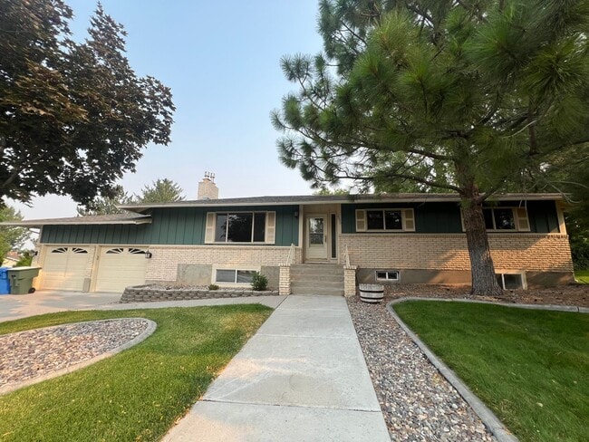 Building Photo - Spacious Family Home in Highland High School Area – Pocatello, ID!