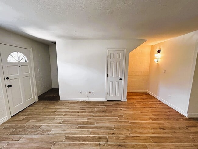 Building Photo - Prime Scottsdale Location! 2 bed 1.5 bath with community pool