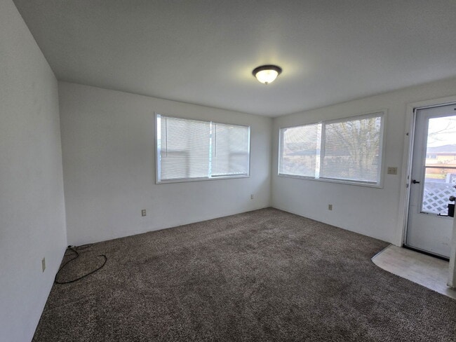 Photo - 633 NE Channon Ave