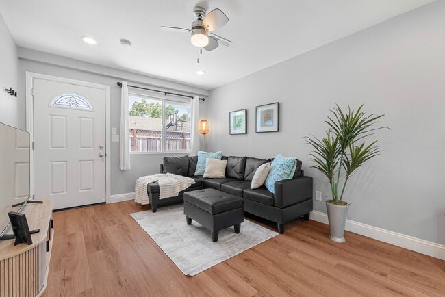 Building Photo - 2326 Cherry Ave Unit ID1310560P Rental