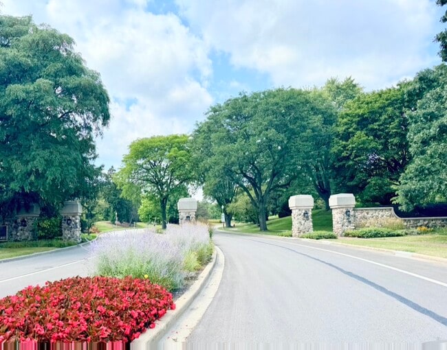 Building Photo - 61 Southgate Course