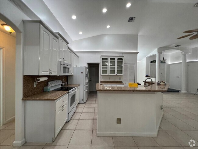 Building Photo - 7400 SW 37th Ct Rental