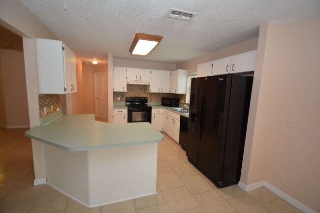 Photo - Fenced Yard, Screened Porch 3Bed/2Bath