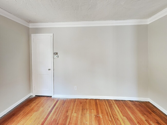 Photo - 369 Enota Pl SW